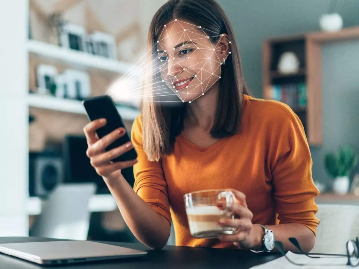 Mulher usando reconhecimento facial no celular